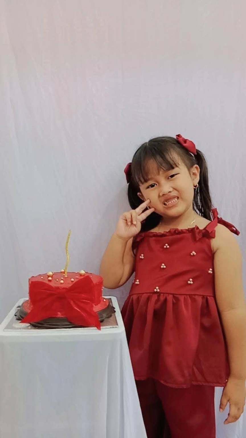 Shania dengan kue